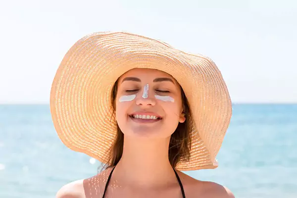 Wearing Sunscreen | استفاده از کرم ضدآفتاب