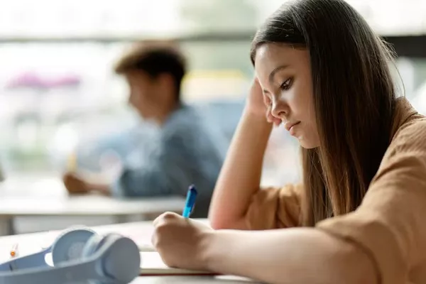 ساختار آزمون آیلتس | بخش Listening